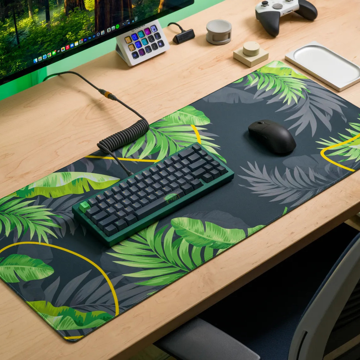 Premium ONEofZERO gaming desk setup